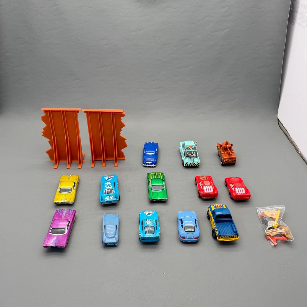 Disney Pixar Cars Diecast Plastic Lot Thunder Hollow Raceway Accessories - Picture 7 of 13
